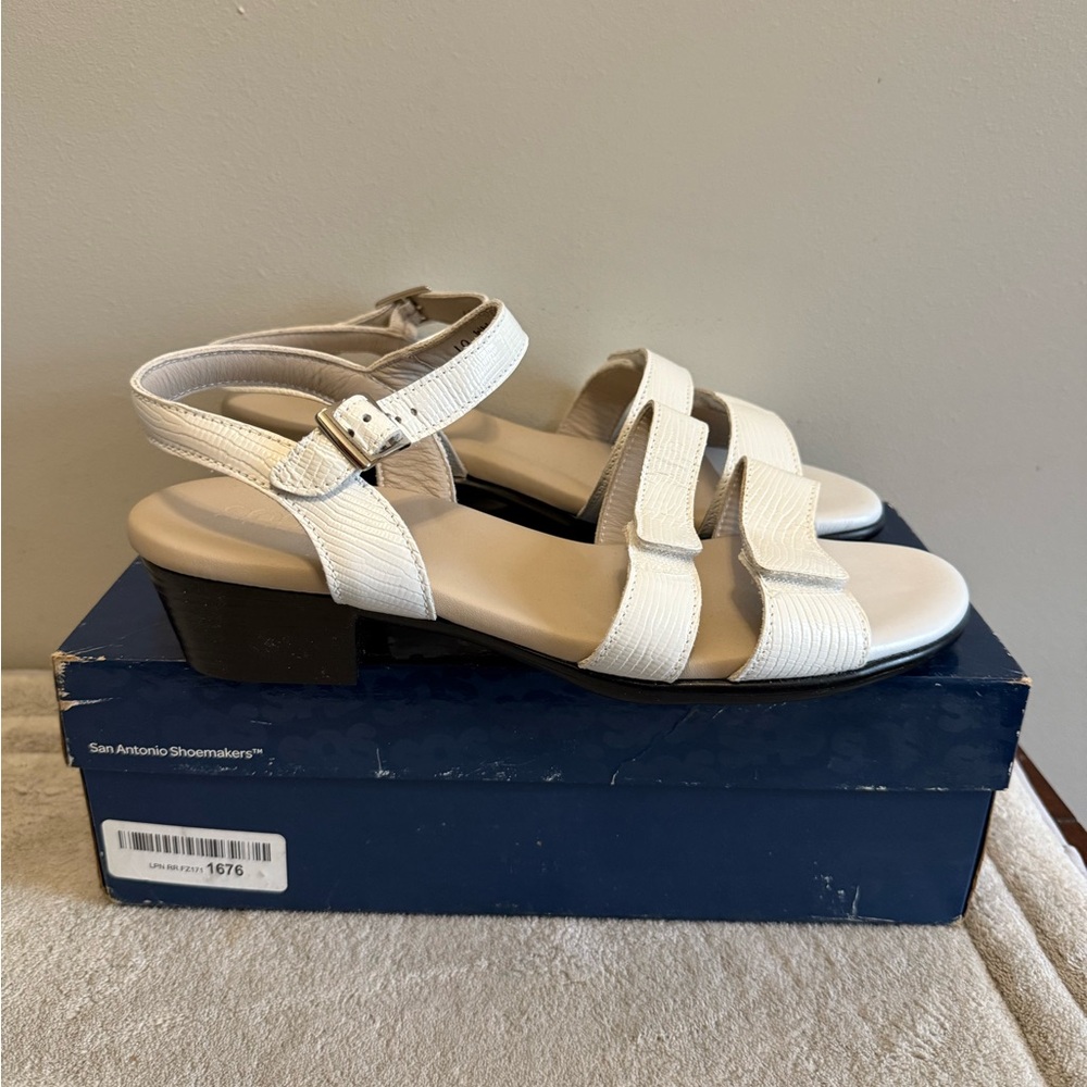 New SAS Savanna‎ white lizard sandals 10 WW